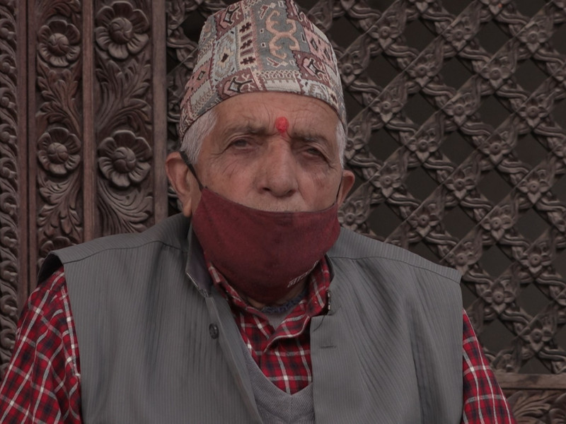 नवीन्द्रलाई श्रद्धाञ्जलि दिन आफ्नै हातले माला उनेर आए ८२ वर्षीय ऋषिराम शर्मा [भिडियो]