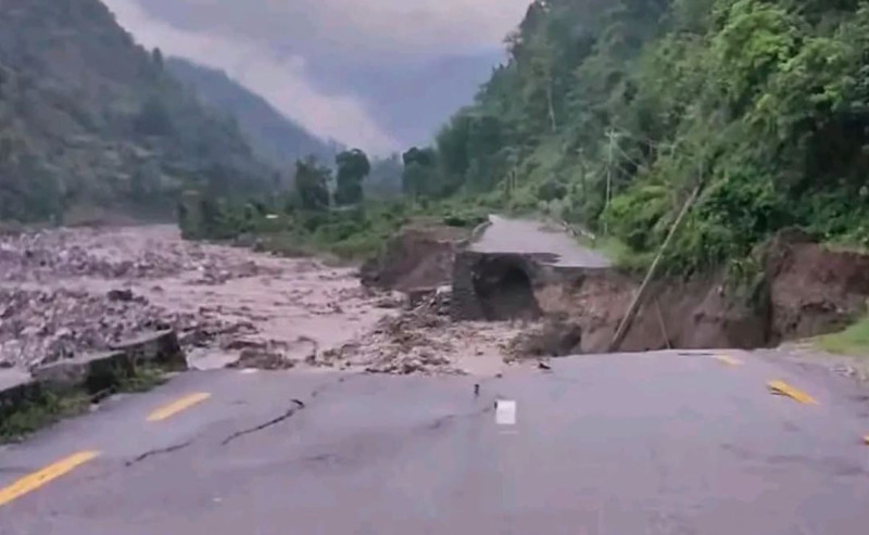 धनकुटामा लेउती खोलाको बाढीले सडक बगायो, कोशी लोकमार्ग अवरुद्ध