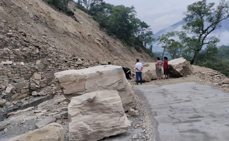 बाढीपहिरोले मध्यपहाडी राजमार्गको ४० किलोमिटरमा क्षति