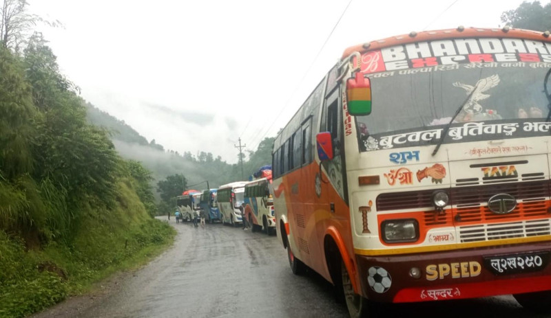 पहिरोले मध्यपहाडी लोकमार्ग अवरुद्ध