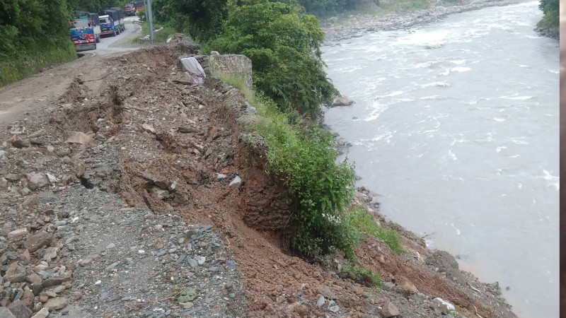 रामेछापको लिखुमा भासियो सडक,  काठमाडौँ–मन्थली यातायात अवरुद्ध