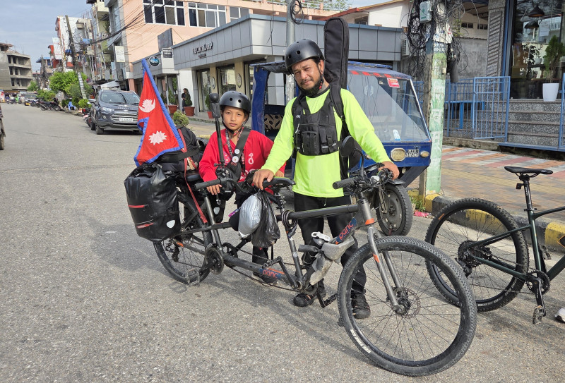 १० वर्षीय छोरासहित मेची–महाकाली साइकल यात्रा