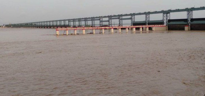 सप्तकोशी नदीमा जलसतह बढ्दो, कोशी ब्यारेजका ३४ ढोका खोलिए