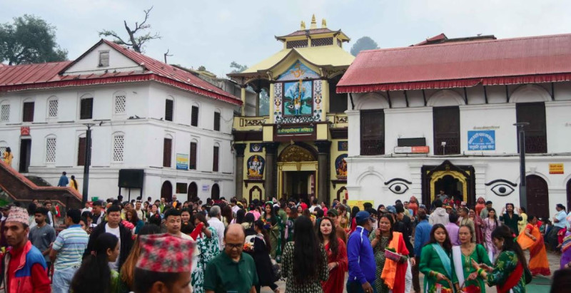 साउनको पहिलो दिन पशुपतिनाथ मन्दिरमा बिहानैदेखि भिड (फोटो फिचर)