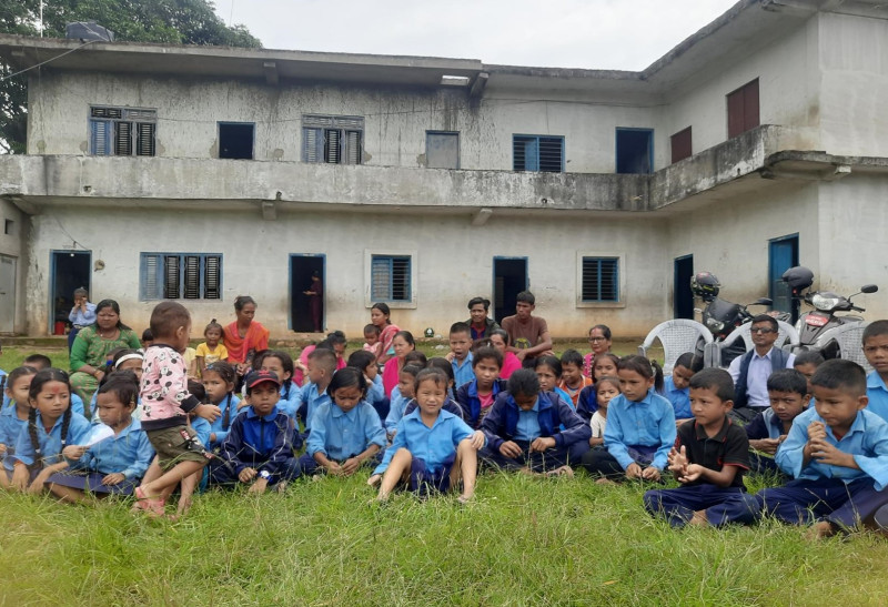 सहाराविहीन विद्यार्थी पढाइरहेका प्रधानाध्यापक भन्छन्- बोर्ड फेर्न पनि सकिएन