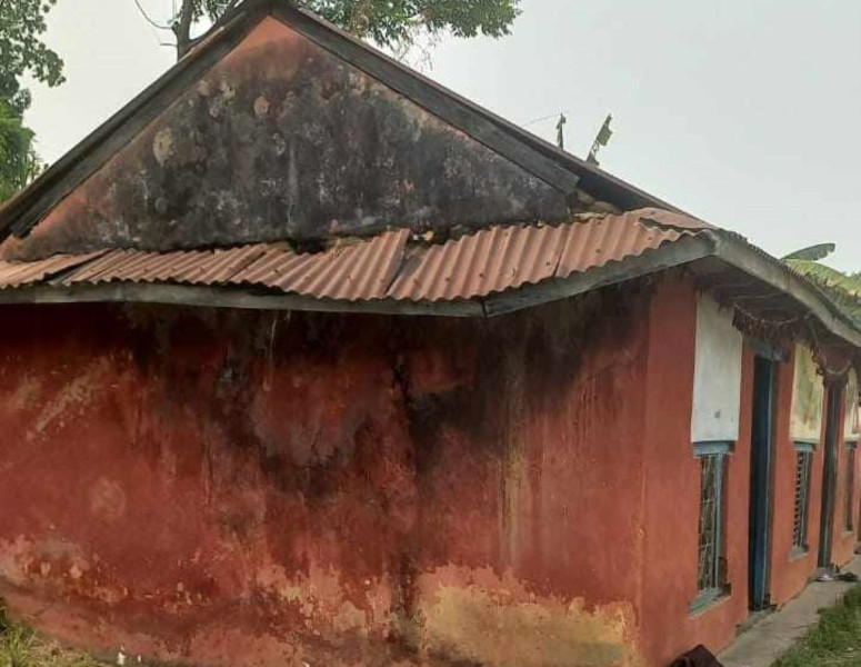 जीर्ण भवनमा पढ्न बाध्य विद्यार्थी