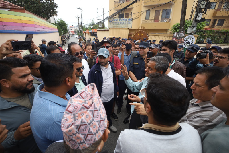 शेयरबजार निरन्तर ओरालो लागेपछि लगानीकर्ताले घेरे धितोपत्र बोर्ड (तस्वीरहरू)