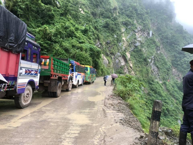 लगातारको वर्षाका कारण बुटवल–पाल्पा सडक अवरुद्ध