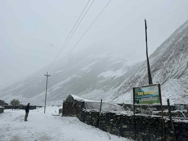 उत्तरी गोरखामा हिमपात, मनास्लु क्षेत्रमा गएका पर्यटक प्रभावित