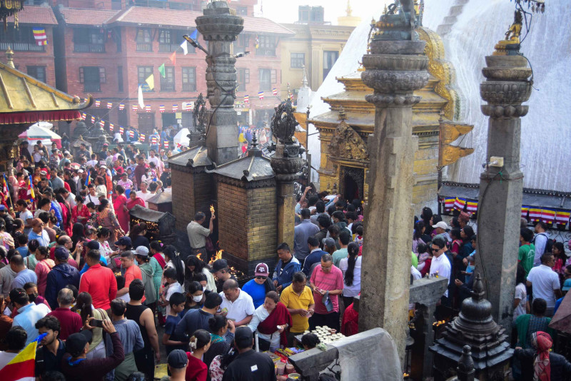 स्वयम्भूनाथ क्षेत्रमा बौद्धमार्गीको घुइँचो, बुद्धको अस्तुधातु दर्शनका लागि राखियो (तस्वीरहरू)