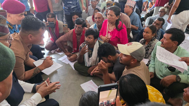 पैदल यात्रा गरी काठमाडौं जान लागेका मिटरब्याजपीडितलाई गृहमन्त्रीले बाटोमै रोकेर सुरु गरे वार्ता