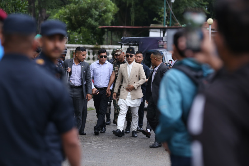 भोटेकोसीमा गाडी खसेपछि खोजी तथा उद्धारमा खटेकालाई हौसला दिन घटनास्थल पुगे गृहमन्त्री गुरुङ