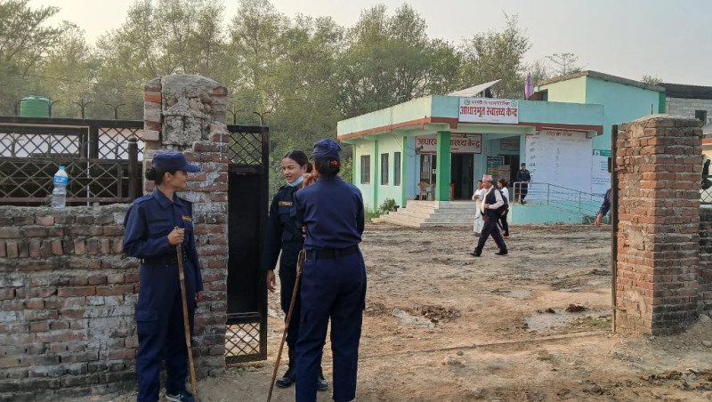 सुदूरपश्चिममा निर्वाचनको तयारी पूरा, बुथ निर्माणमा जुटे कर्मचारी (तस्वीरहरू)