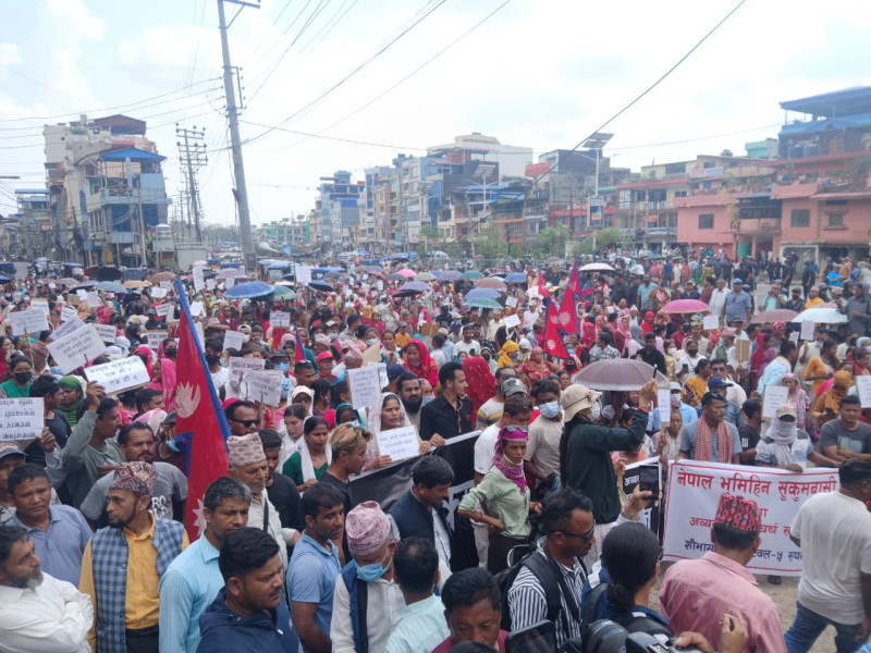 ‘डोजर आतंक बन्द गर’ भन्दै सडकमा उत्रिए बुटवलका सुकुम्बासी (तस्वीरहरू)