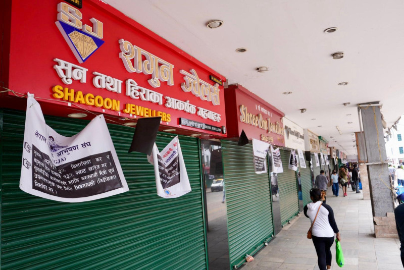 पसल बन्द गरेर सडकमा उत्रिए सुनचाँदी व्यवसायी (तस्वीरहरू)