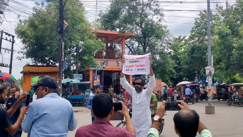 चुरे संरक्षणकर्मी यादवद्वारा आँखामा कालो पट्टी बाँधेर नगर परिक्रमा गर्दै भूमि विधेयकको विरोध