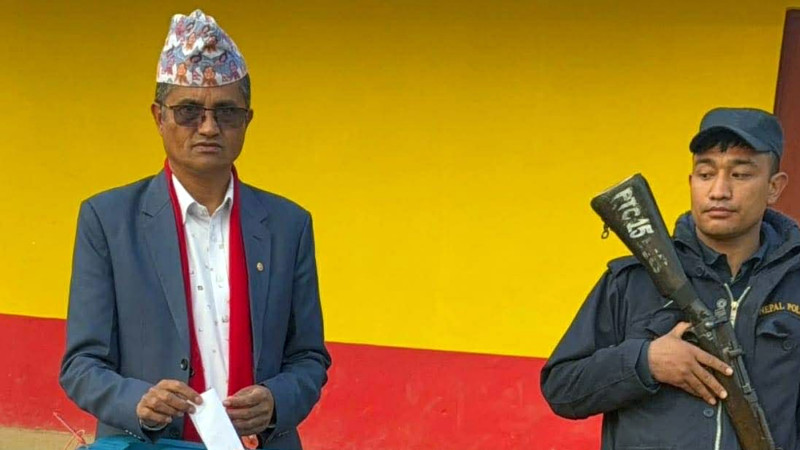 एमाले नेता सूर्य थापाले गरे मतदान