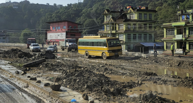 पानी परेसँगै हिलाम्मे बन्यो सूर्यविनायक-धुलिखेल सडक (तस्वीरहरू)