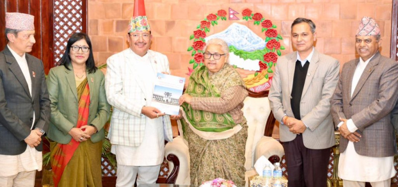 आयोगले प्रधानमन्त्री कार्कीलाई बुझायाे निर्वाचनको मत परिणामसहितको प्रतिवेदन