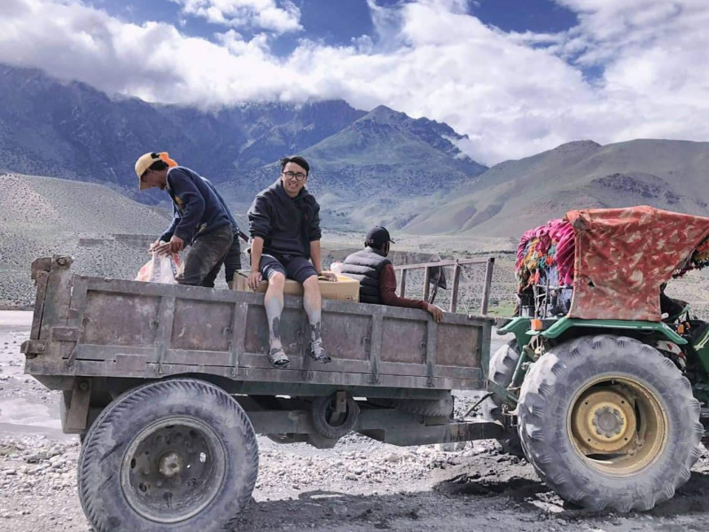 हिमालपारिको दुःख : ट्रयाक्टरमा खोप लगेर दाउराको सहायताले खाेला तार्नुपर्छ