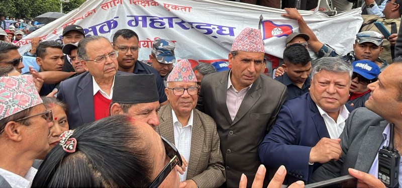 ओलीविरुद्ध शिक्षक आन्दोलन प्रयोग गर्ने रणनीतिले माधव नेपाल आफैँ बदनाम 