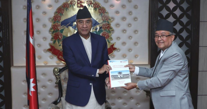 निर्वाचन आयोगले प्रधानमन्त्रीलाई बुझायो निर्वाचनको प्रतिवेदन