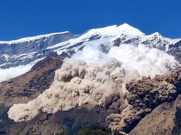 मुस्ताङमा हिमपहिरो, भाग्न खाेज्दा लडेर सात जना घाइते 