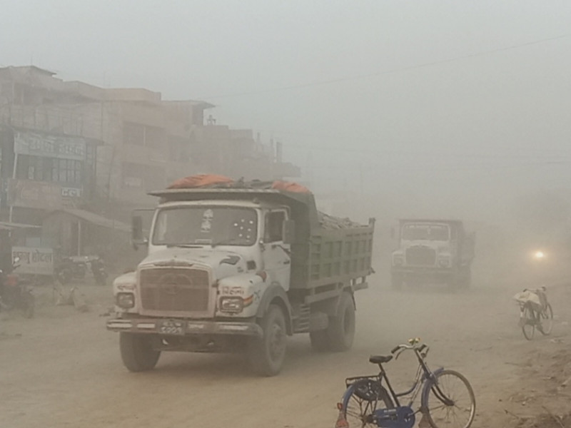 कञ्चनपुरमा धुलो नियन्त्रण गर्न माग गर्दै सडक अवरुद्ध