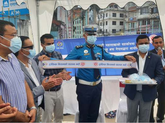 नाडाले ट्राफिक प्रहरीलाई दियो ट्राफिक जनचेतनासम्बन्धी सामग्री