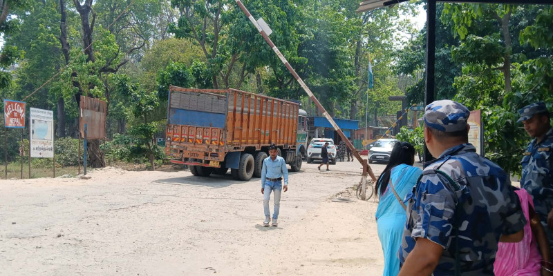 भन्सारमा कडाइ गरिए पनि रोकिएन तस्करी, व्यापारी भन्छन्– नाकाहरूमा रमिता चलेको छ