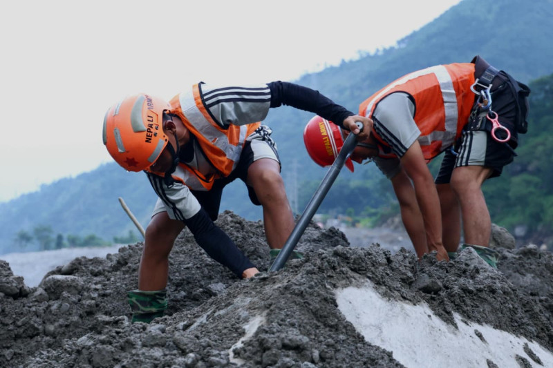 प्रतिकूल मौसमबीच माथिल्लो त्रिशूली– ३ ‘ए’ मा रातभर खटियो उद्धार टोली