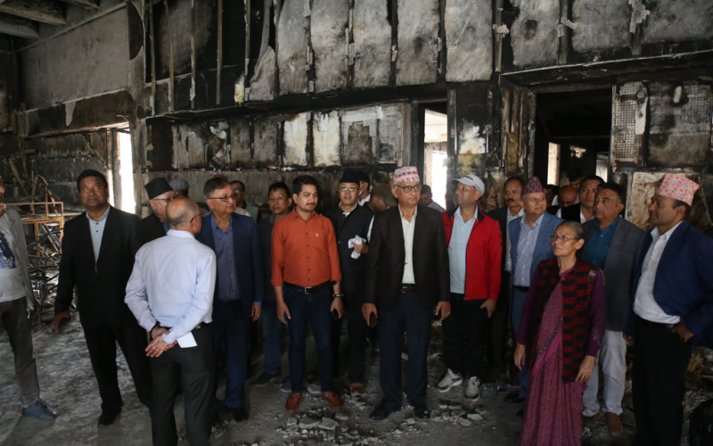 कांग्रेसको क्षतिग्रस्त कार्यालय हेर्न सानेपा पुगे एमाले नेता (तस्वीरहरू)