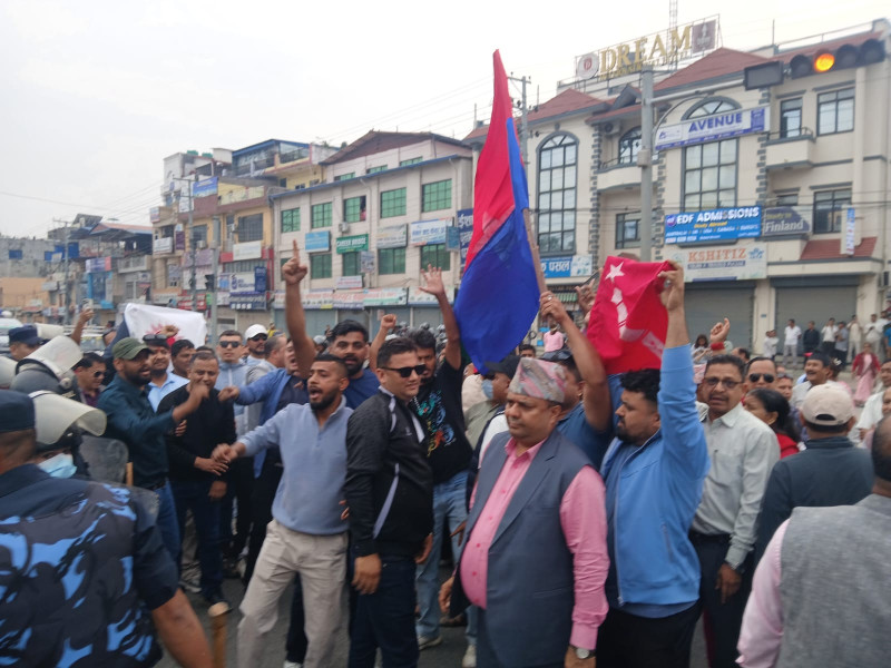 केपी ओली रिहाइको माग गर्दै बुटवलमा एमालेको प्रदर्शन