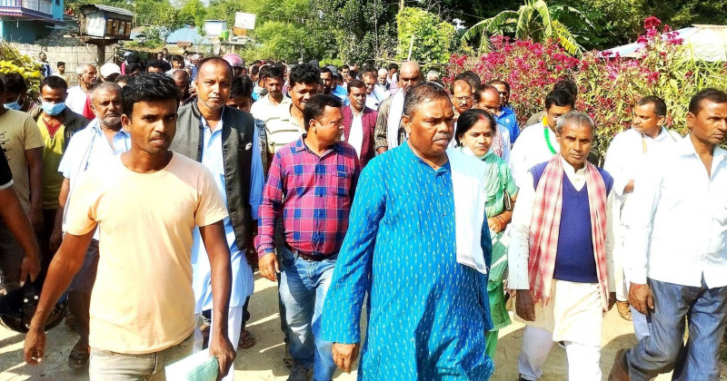 आफूले गरेका कामको सूची बोकेर घरदैलोमा जान्छन् उपेन्द्र यादव 