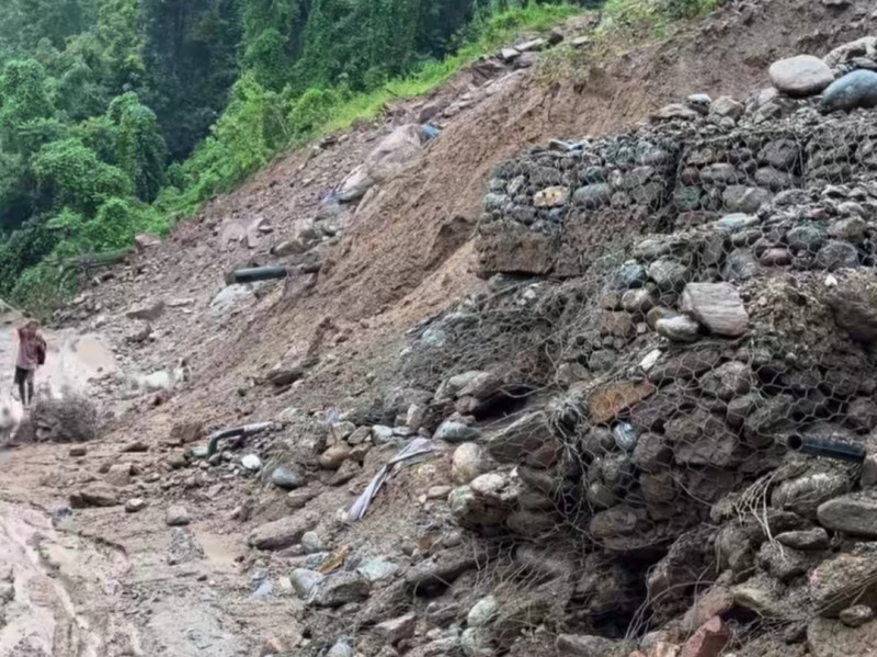 वर्षा र पहिरोका कारण एक दर्जन सडक प्रभावित