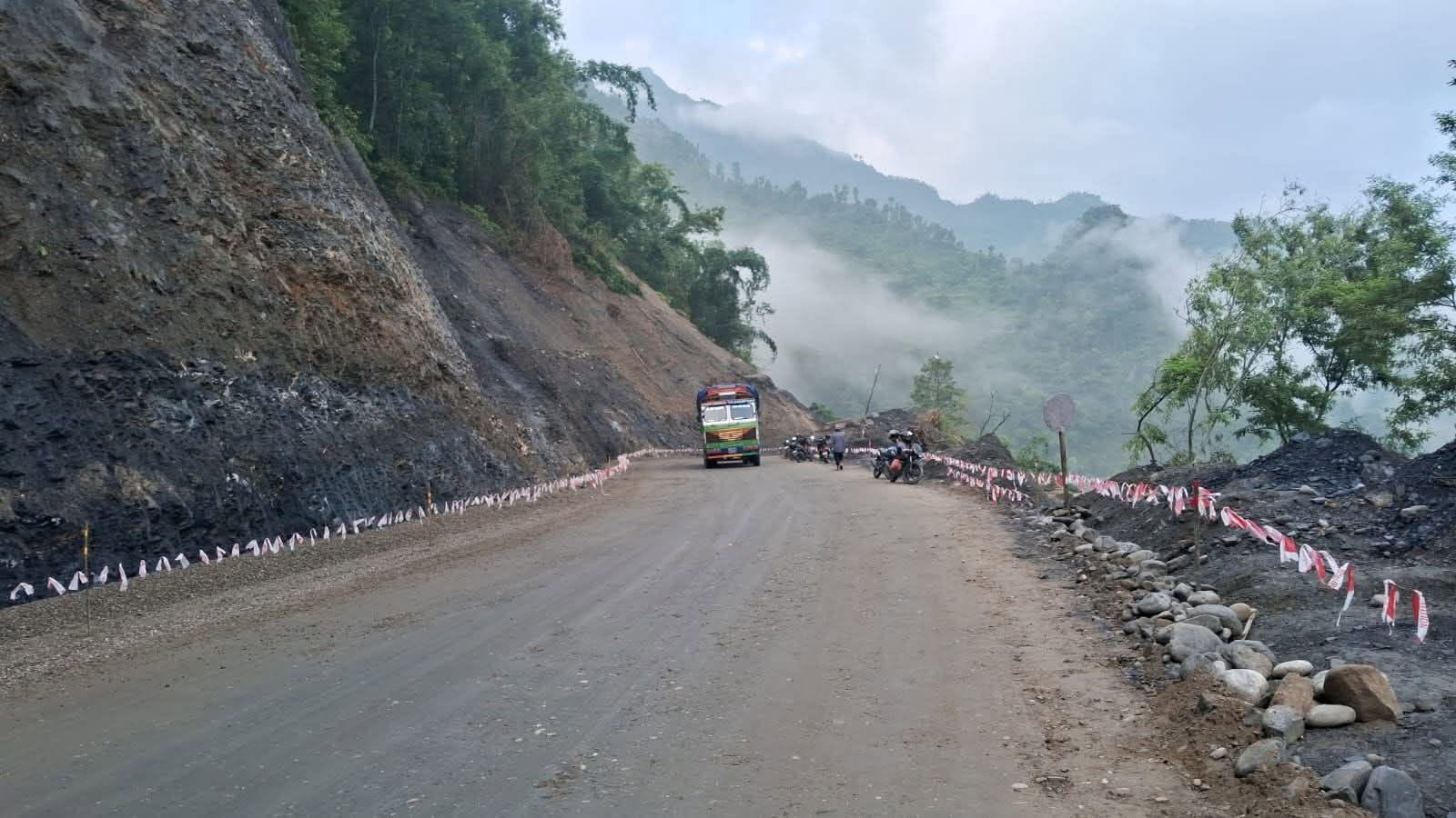 भारी वर्षाले काठमाडौं उपत्यका जोड्ने पृथ्वी र कान्ति राजमार्ग पूर्ण रूपमा अवरुद्ध