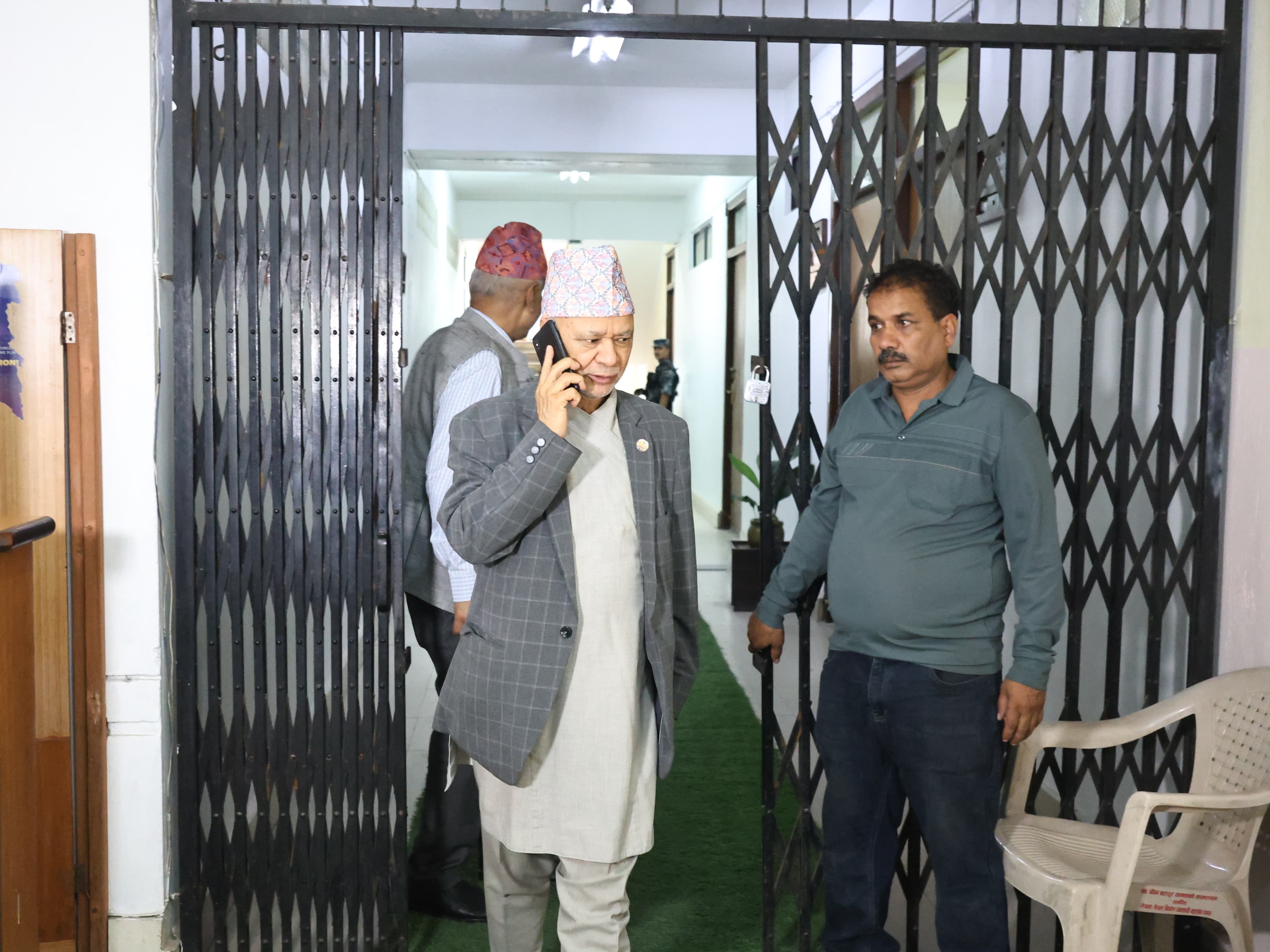 देउवालाई भेटेर समितिमा फर्केका शिक्षामन्त्रीले भने– बैठक स्थगित गराैँ