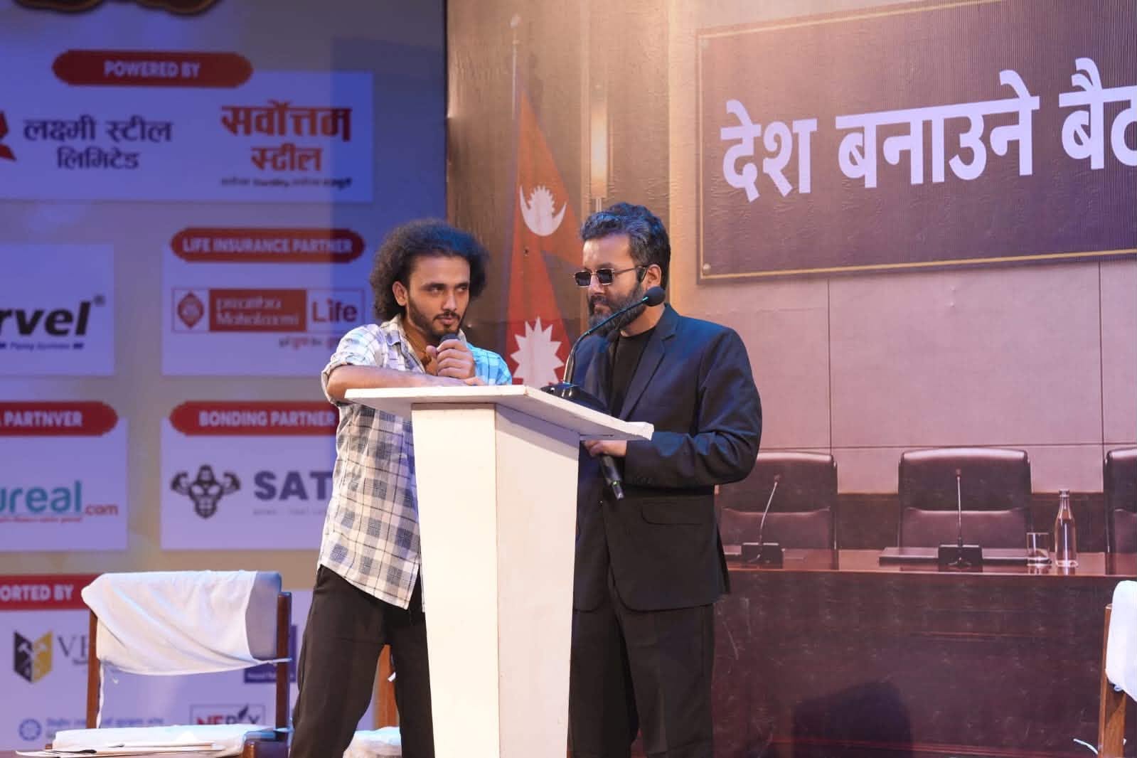 स्केचका ‘माड्सा'ब’ स्टेजमा ‘बालेन’ : हिँडाइ ‘ठ्याक्कै मिलेको' भन्दै बेनको म्यासेज