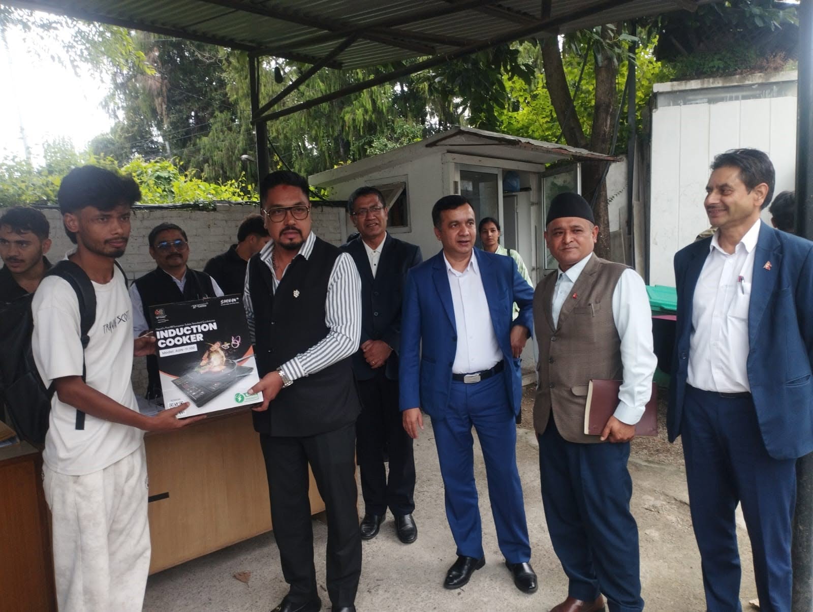 लोपोन्मुख आदिवासी जनजाति तथा दलित वर्गका विद्यार्थीलाई इन्डक्सन चुलो वितरण