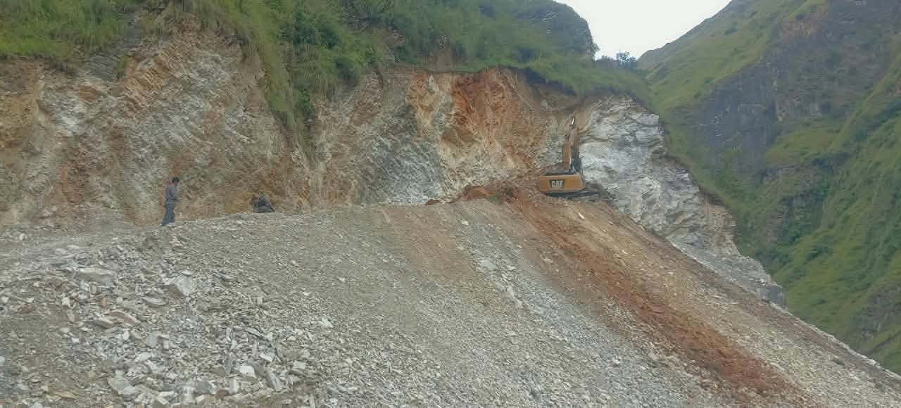 मुगुमा सडक खन्ने क्रममा पहिरो, एक्साभेटरसहित चालक पुरिए