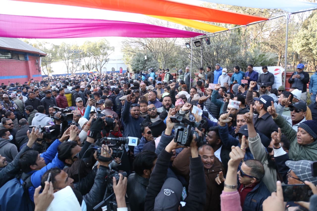 गगन–विश्वलाई कारबाहीपछि भृकुटीमण्डपमा देउवाविरुद्ध नाराबाजी