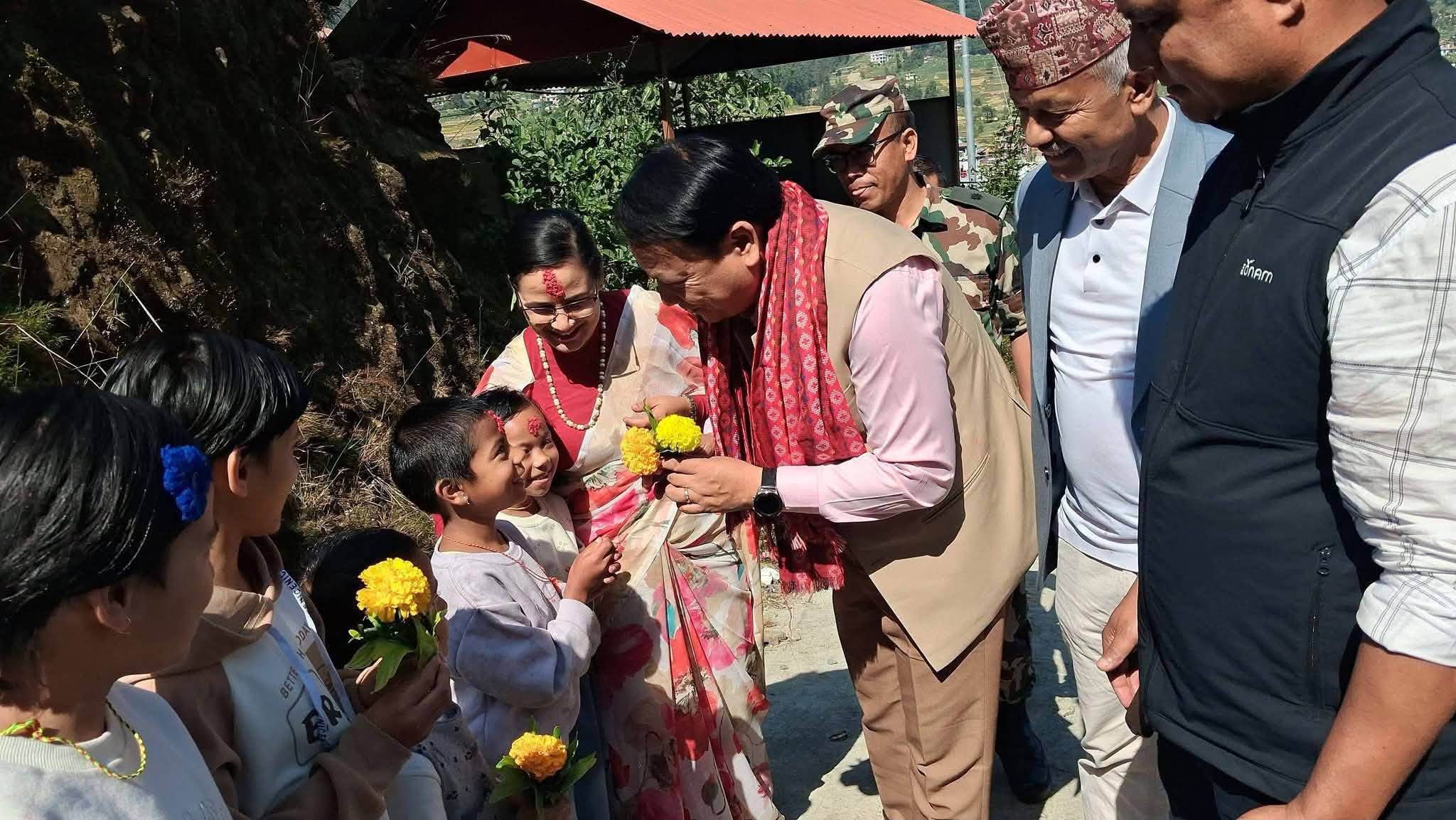 बाल सेवाघर पुगेर मुख्यमन्त्री थापाले बालबालिकासँग साटे दसैँको खुसी