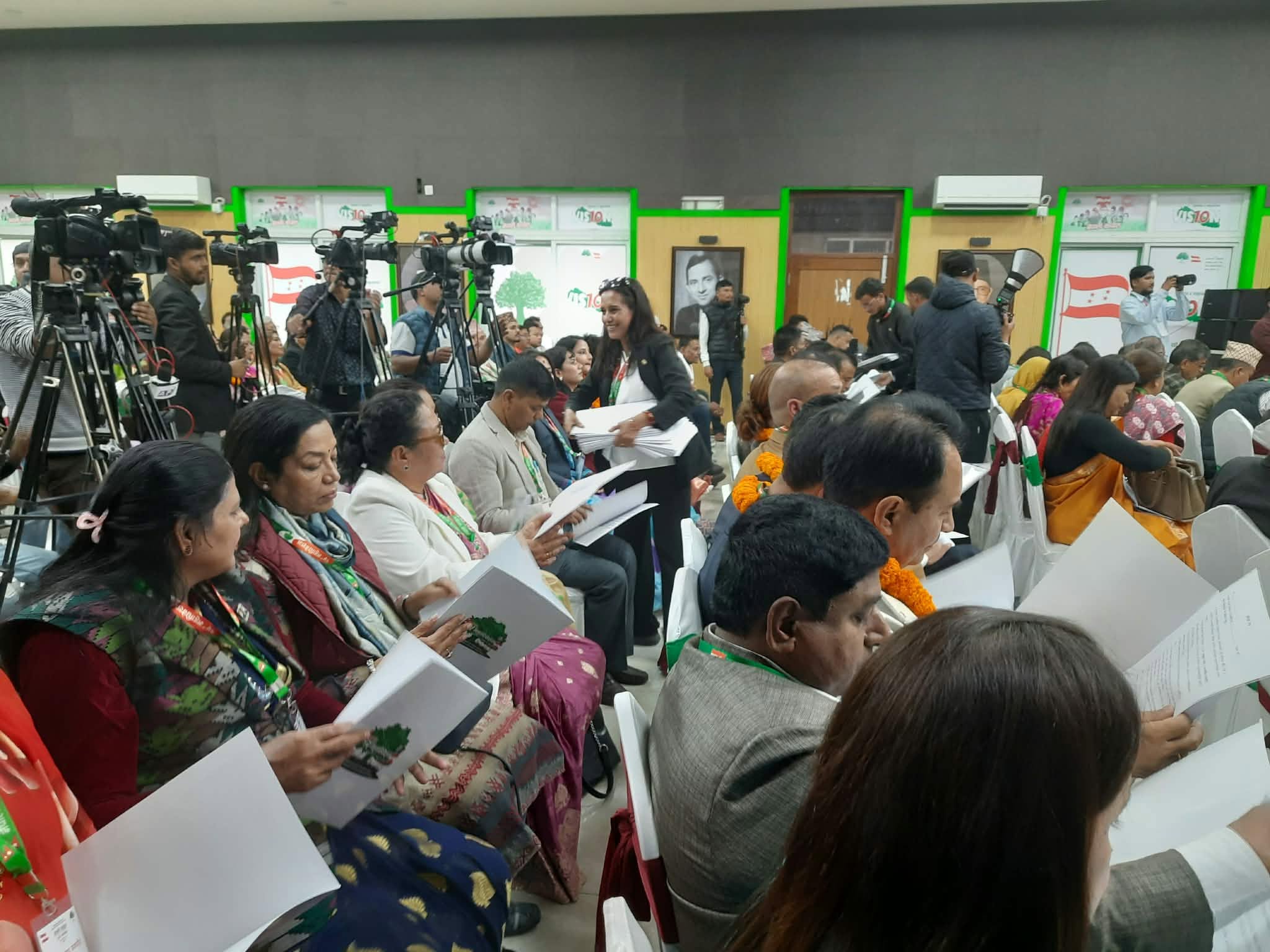 कांग्रेस पदाधिकारी र केन्द्रीय सदस्यले सभापतिसँग खाए शपथ