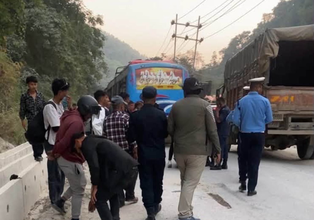 पाल्पामा बसले स्कुटरलाई ठक्कर दिँदा एक महिलाकाे मृत्यु