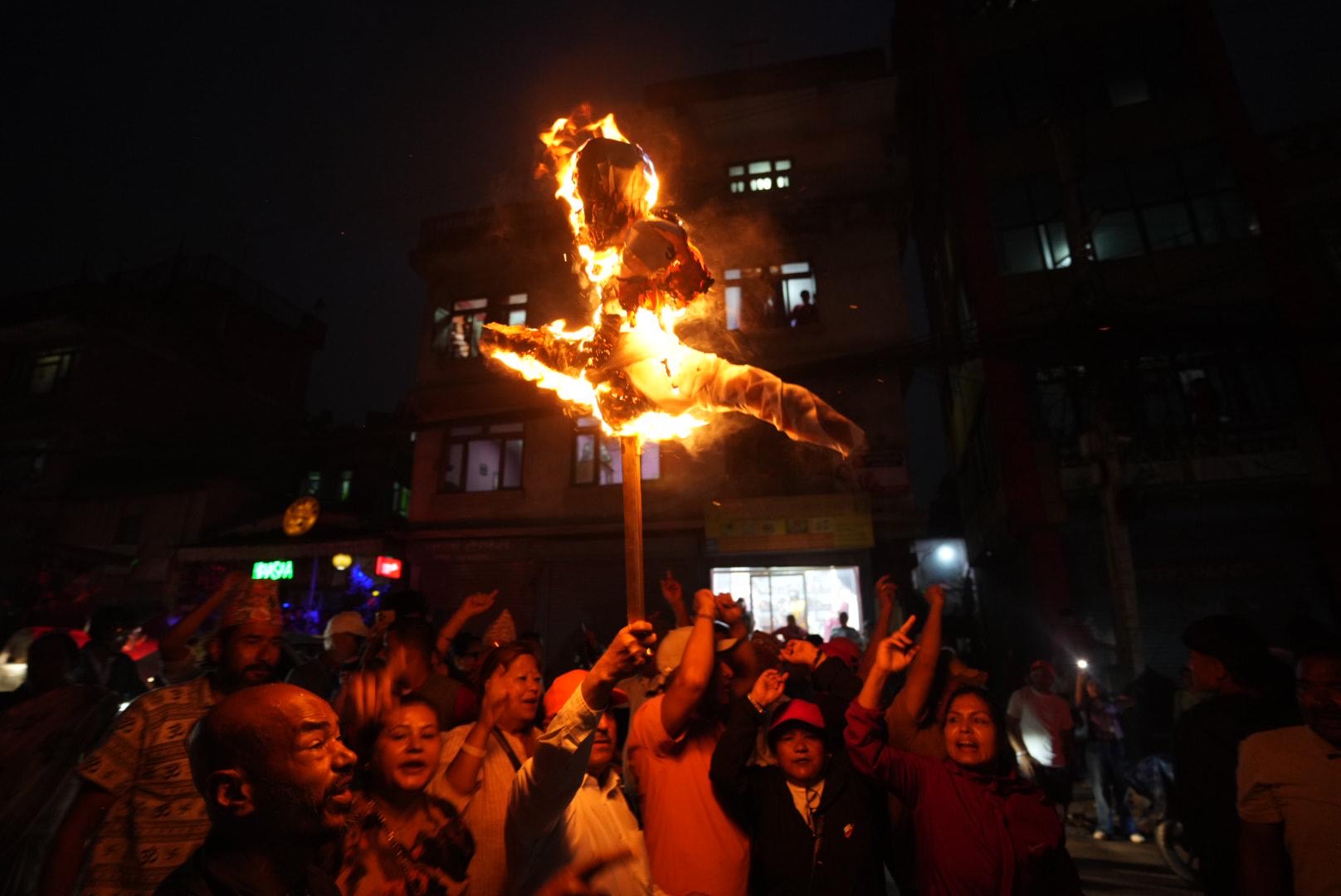 राजावादीले जलाए प्रधानमन्त्री र गृहमन्त्रीको पुतला (तस्वीरहरू)