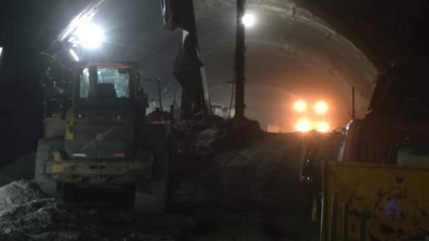 भारतकाे उत्तरकाशीस्थित  सुरुङमा फसेका ४१ मजदुरको भिडियो सार्वजनिक (भिडियाे)