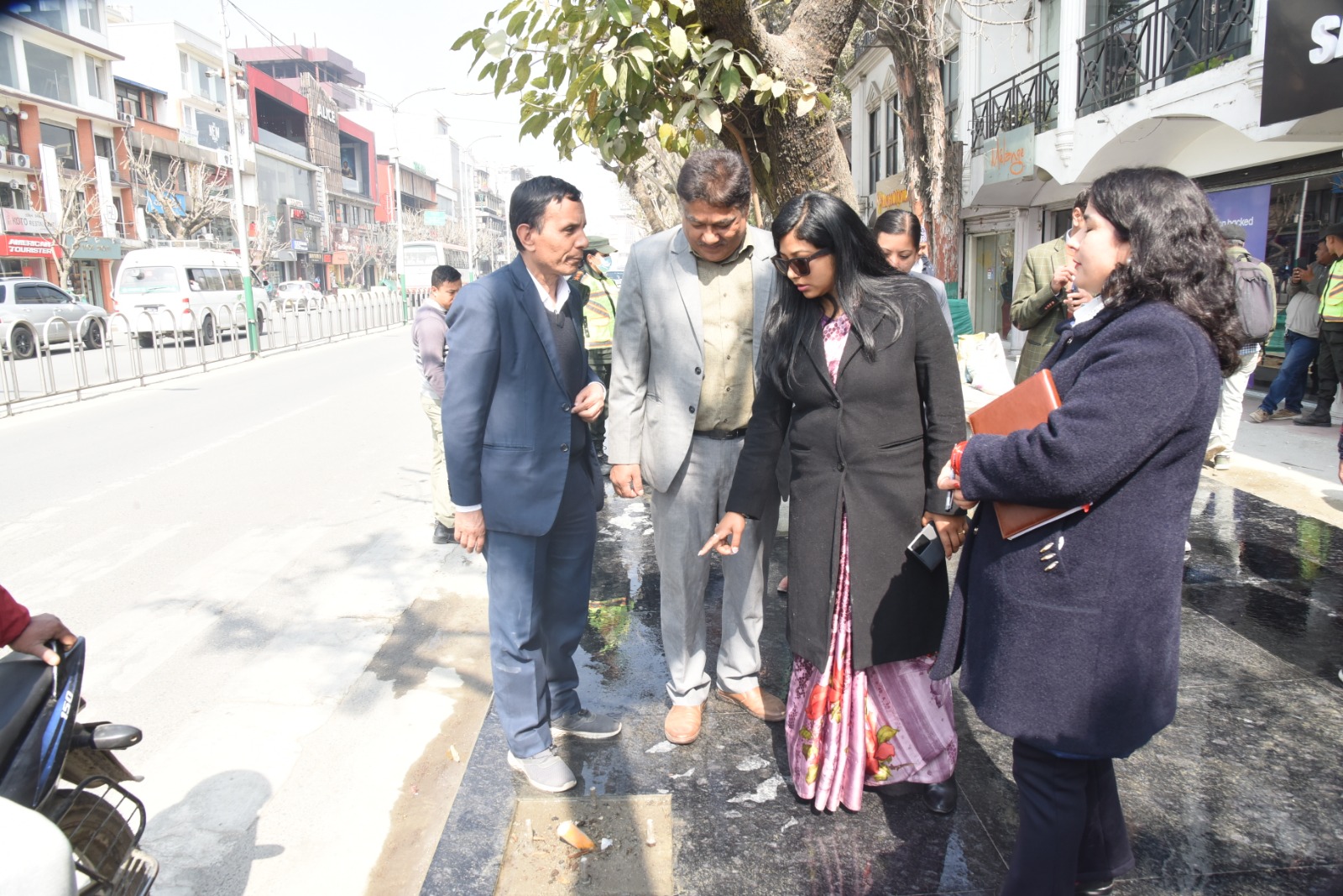 दरबारमार्गको पैदल मार्गमा ग्रेनाइड राख्न सुरु 