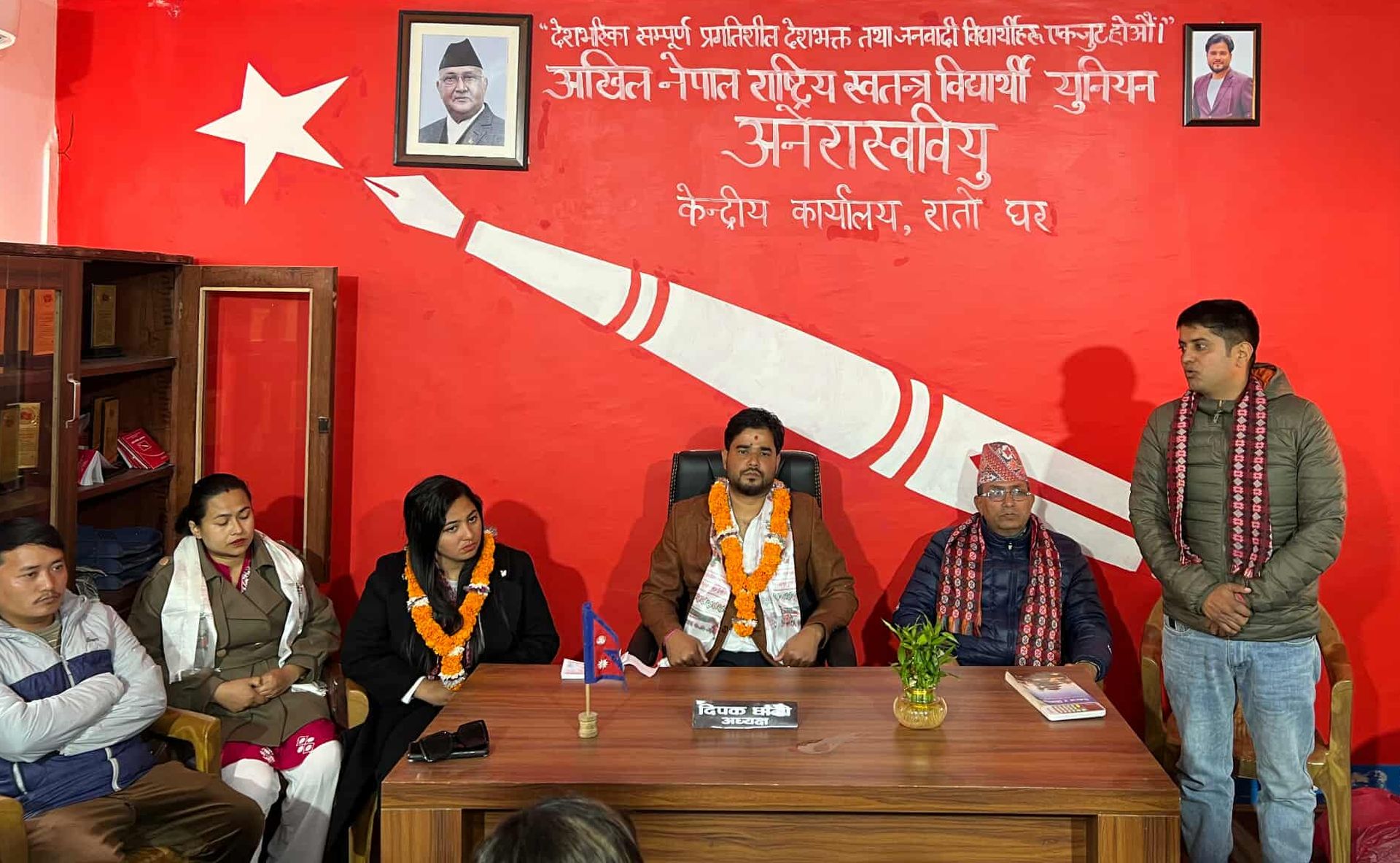 जेन-जी प्रतिनिधिलाई सदस्यता दिएर अखिल अध्यक्षले गरे पदभार ग्रहण