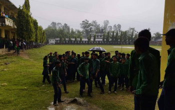 शिक्षकहरूले विद्यालयमै रक्सी खाएको भन्दै बारामा विधार्थीहरूको नाराबाजी