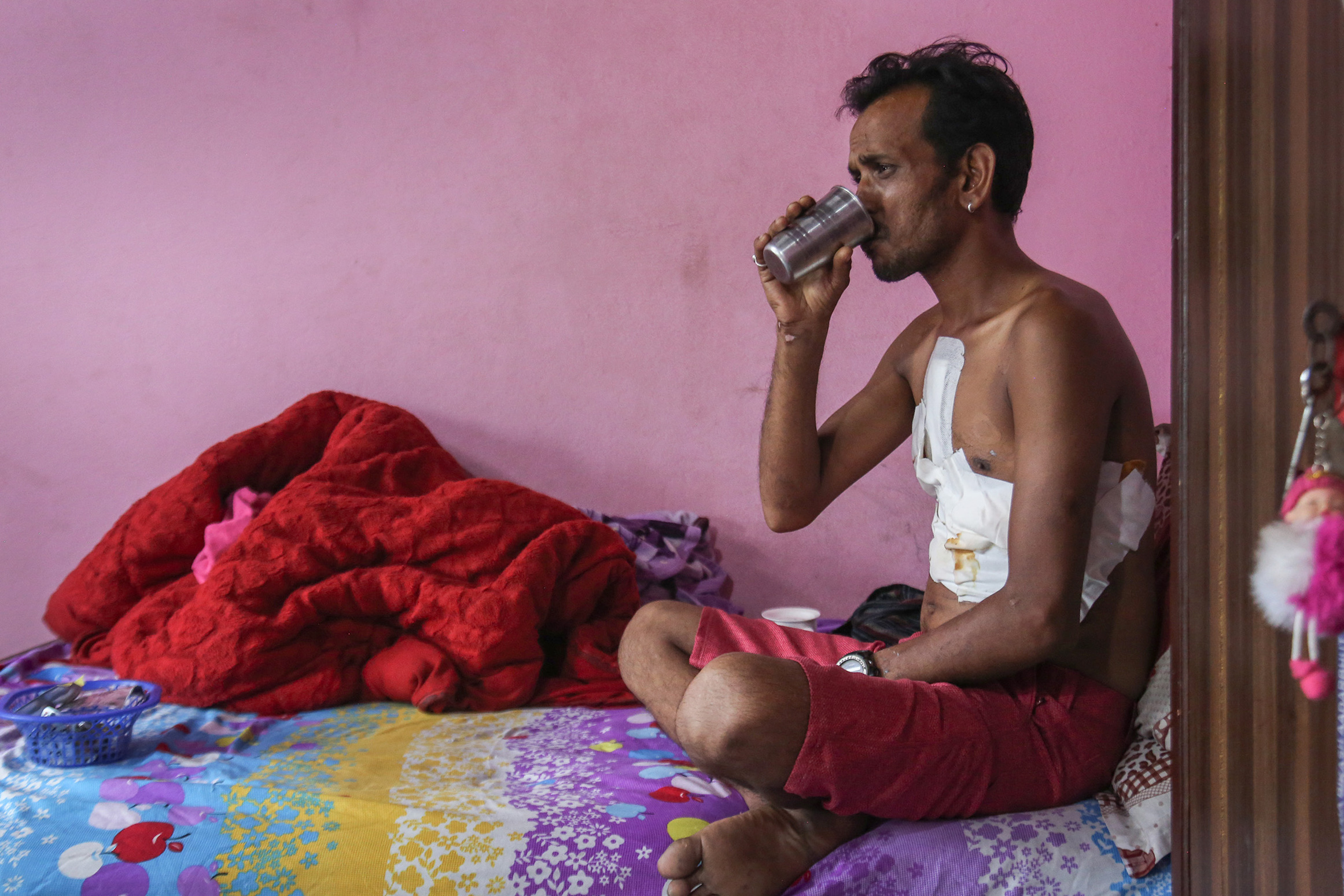 आन्दोलनकारीसँगै देउवानिवासमा जाने क्रममा गोली लागेर घाइते भएका अनिल परियार सहाराविहीन बने